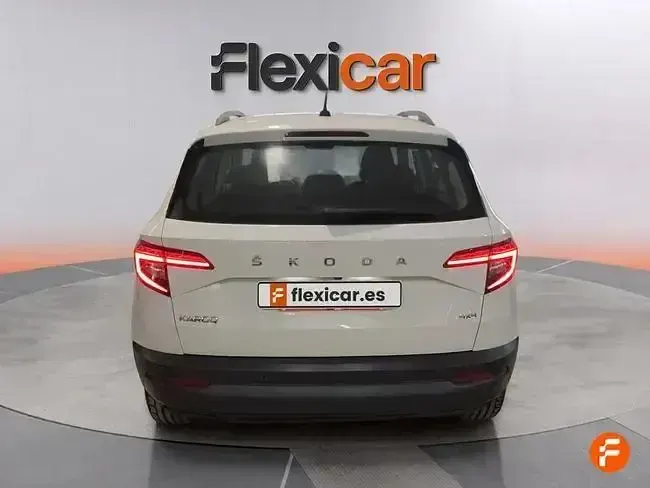 Usado Skoda Karoq Ambition 150 CV (110 kW) 2021 Blanco SUV