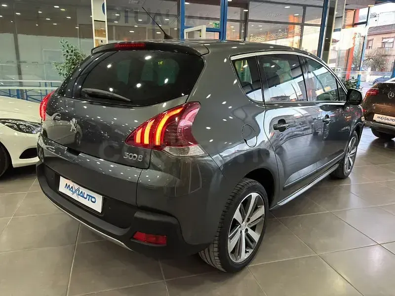 Usado Peugeot 3008 Allure 120 CV (88 kW) 2016 Gris / plata SUV