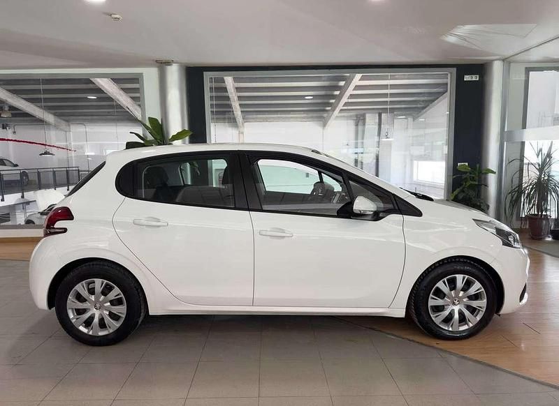 Usado Peugeot 208 Allure 102 CV (75 kW) 2019 Blanco Utilitario