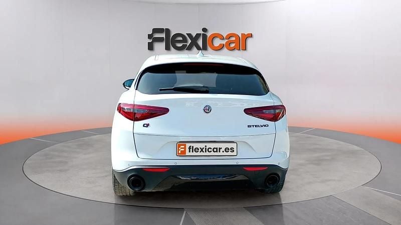 Usado Alfa Romeo Stelvio Sprint 160 CV (117 kW) 2021 Blanco SUV