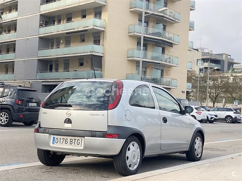 Usado Opel Corsa Essentia 75 CV (55 kW) 2002 Gris / plata Utilitario