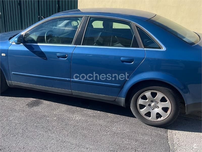 Usado Audi A4 130 CV (95 kW) 2004 Azul Berlina