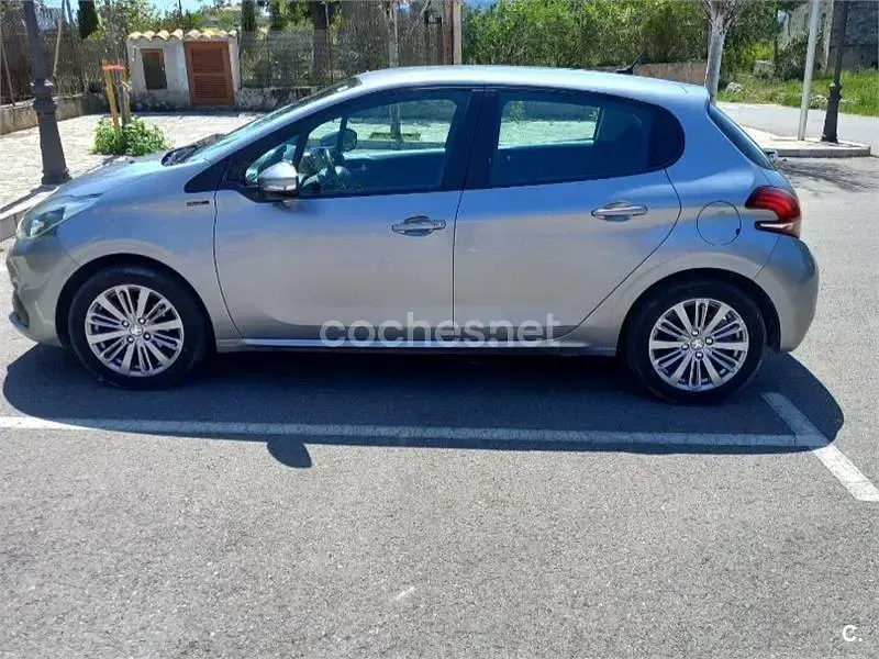 Usado Peugeot 208 Allure 100 CV (73 kW) 2019 Gris / plata Utilitario