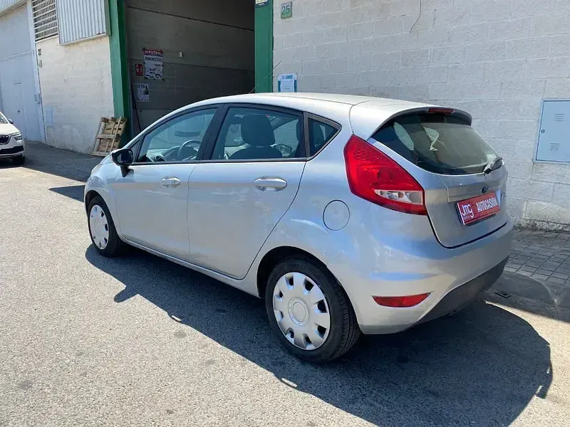 Usado Ford Fiesta Trend 82 CV (60 kW) 2009 Gris / plata Berlina