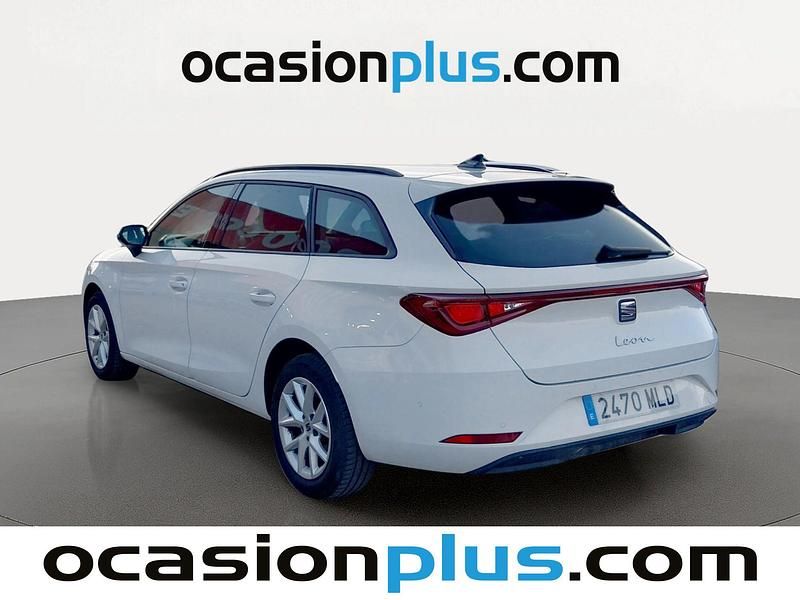 Usado Seat Leon Style 130 CV (95 kW) 2023 Blanco Monovolumen