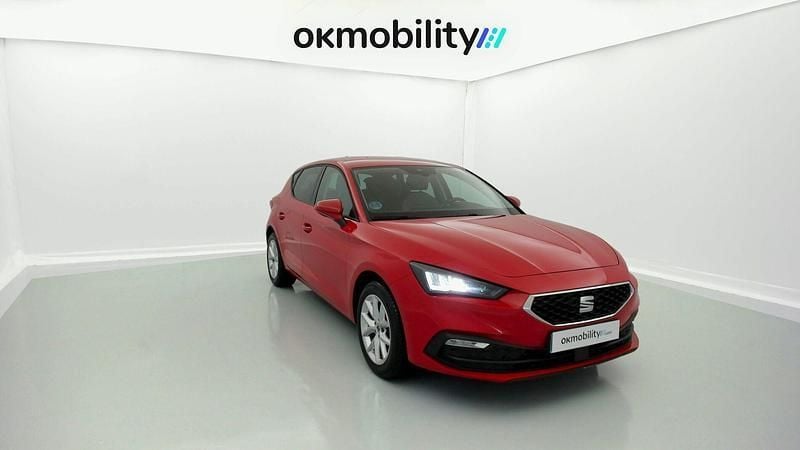 Usado Seat Leon Style 110 CV (80 kW) 2021 Rojo desire/gris