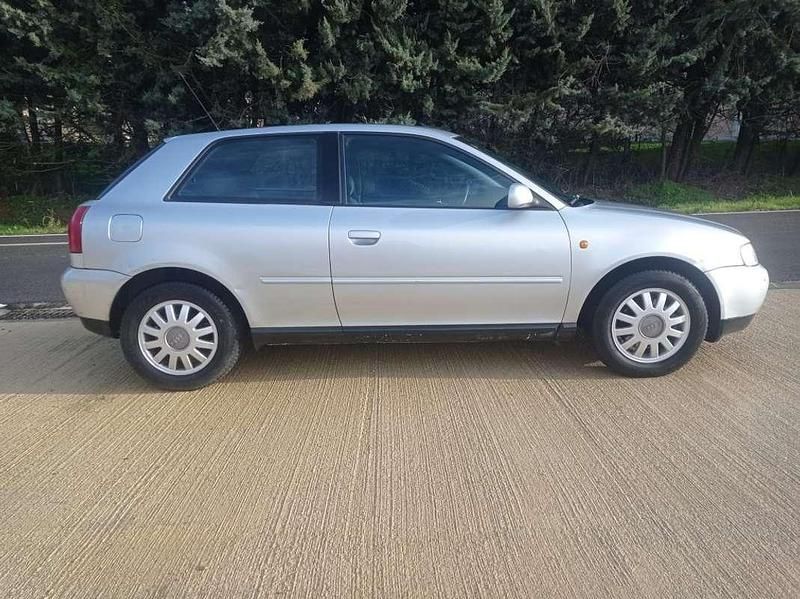 Usado Audi A3 Ambiente 125 CV (91 kW) 2000 Plateado Utilitario