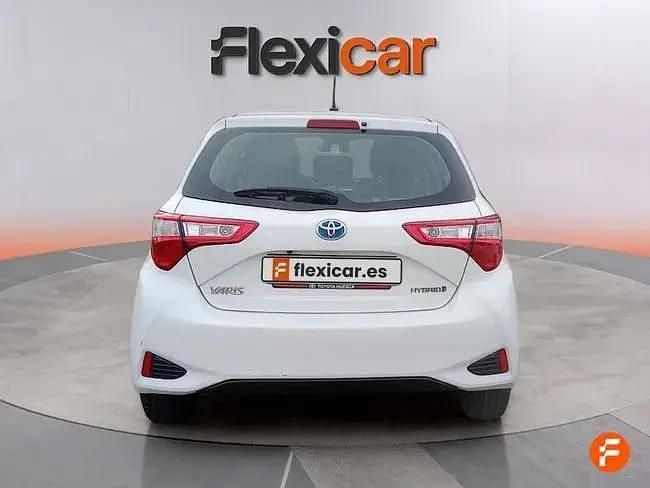 Usado Toyota Yaris Hybrid Active 100 CV (73 kW) 2018 Blanco