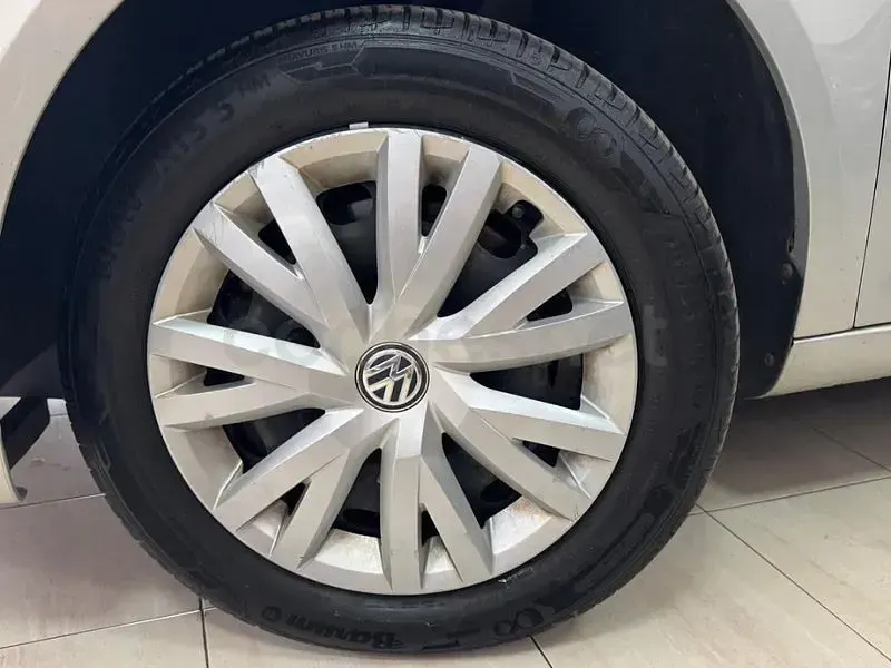 Usado VW Touran Advance 140 CV (102 kW) 2013 Gris / plata Monovolumen