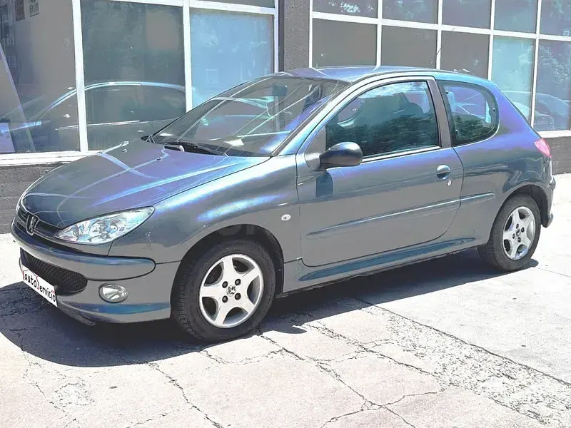 Usado Peugeot 206 70 CV (51 kW) 2006 Azul Berlina