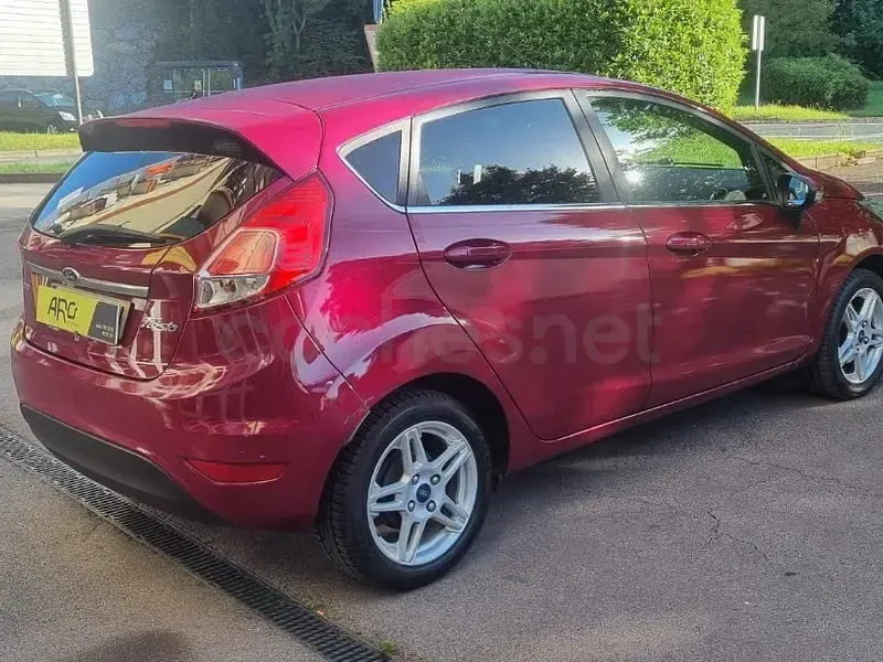 Usado Ford Fiesta Titanium 100 CV (73 kW) 2013 Granate Berlina