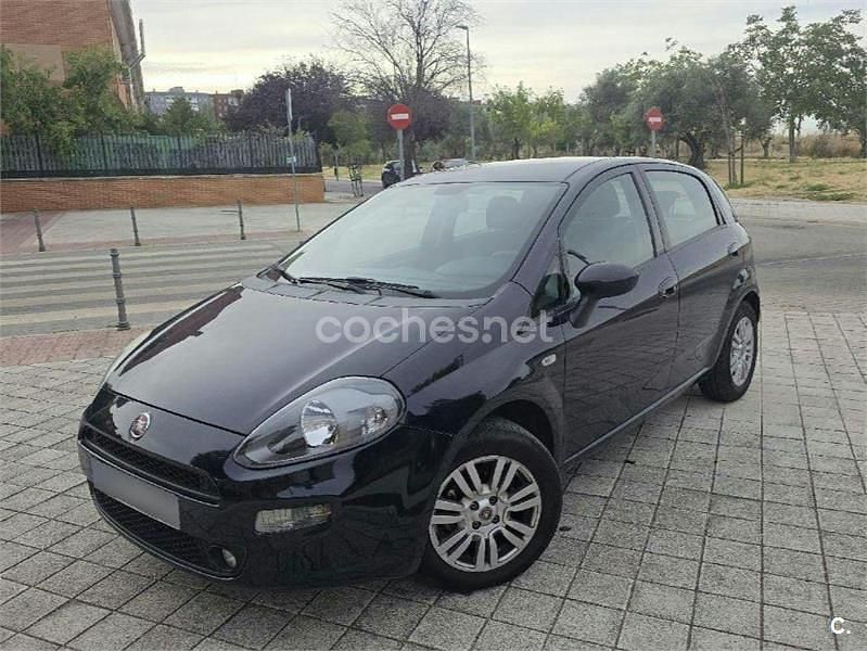 Azul Usado 2014 Fiat Punto Young Berlina | 6600 € (Precio justo) - Imagen 1/4