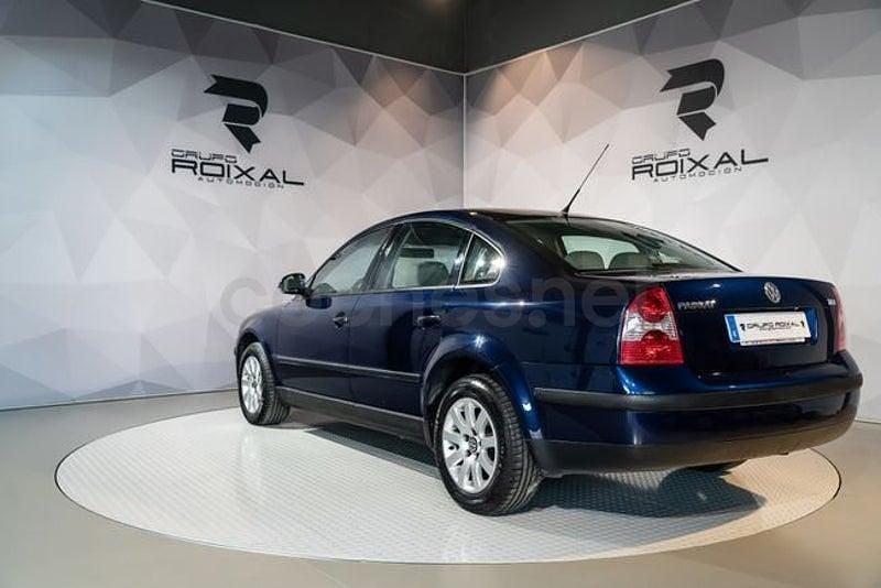 Usado VW Passat Edition 101 CV (74 kW) 2005 Azul Berlina
