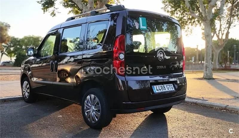 Usado Fiat Doblò Active 90 CV (66 kW) 2010 Granate Monovolumen