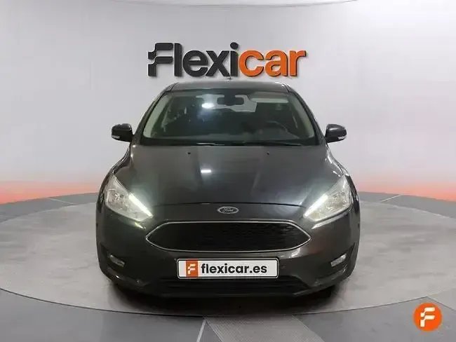 Usado Ford Focus Trend 100 CV (73 kW) 2017 Gris Berlina