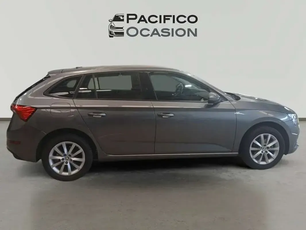 Usado Skoda Scala Active 110 CV (80 kW) 2022 Gris Utilitario