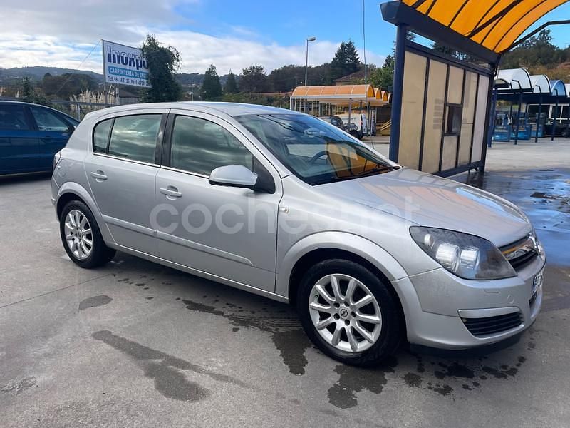 Gris / plata Usado 2005 Opel Astra Cosmo Berlina | 2999 € (Un poco caro) - Imagen 1/4