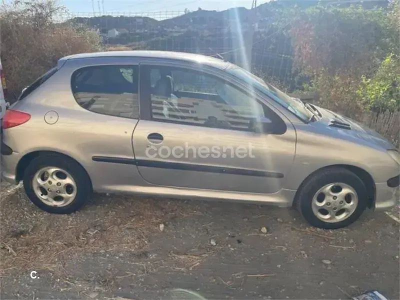 Usado Peugeot 206 75 CV (55 kW) 2000 Gris / plata Berlina