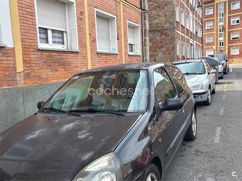 Negro Usado 2002 Renault Clio II Dynamique Berlina | 600 € (Super precio) - Imagen 1/4