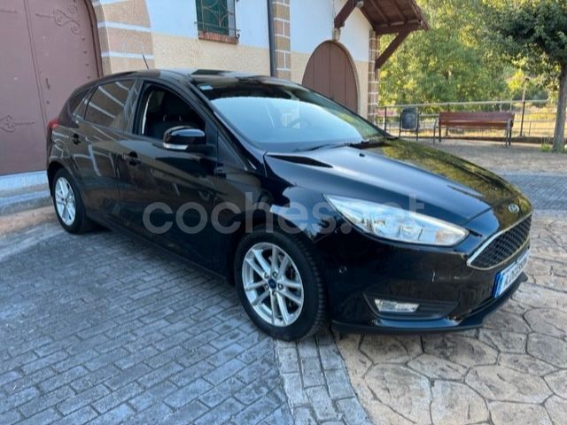 Usado Ford Focus Trend 125 CV (91 kW) 2017 Negro Berlina