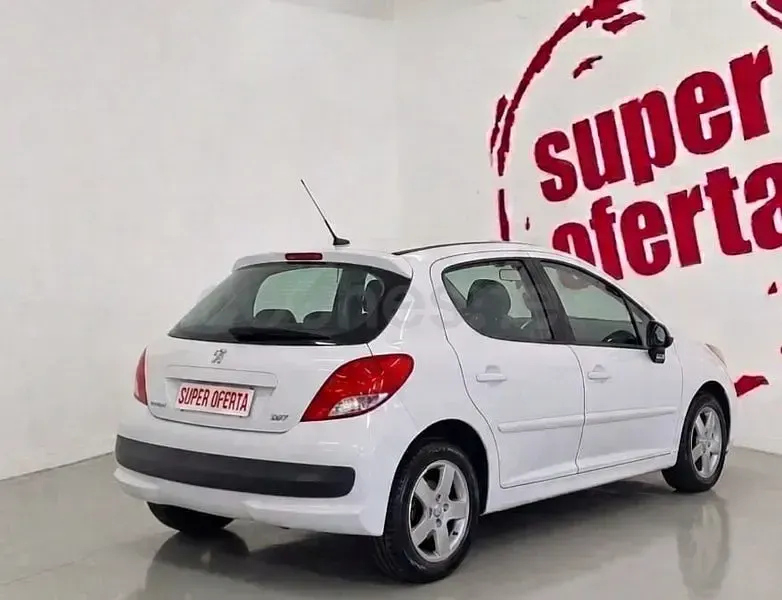 Usado Peugeot 207 Active 95 CV (69 kW) 2012 Blanco Berlina