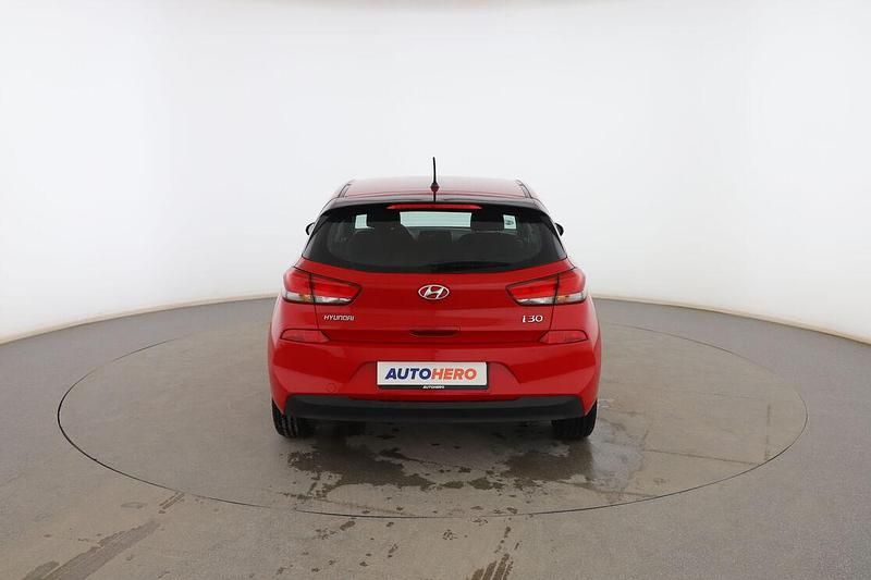 Usado Hyundai i30 120 CV (88 kW) 2017 Rojo Berlina