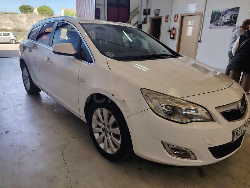 Usado Opel Astra Excellence 125 CV (91 kW) 2012 Blanco Familiar