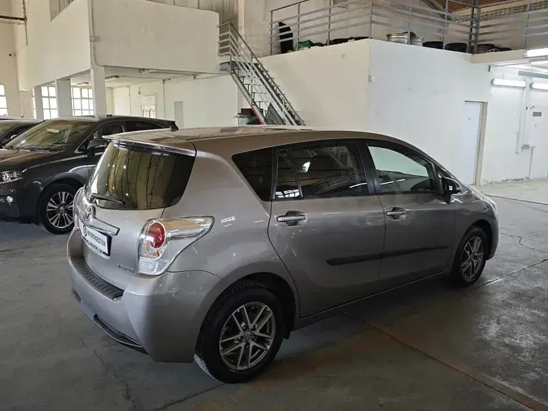 Usado Toyota Verso Advance 147 CV (108 kW) 2015 Gris / plata Monovolumen