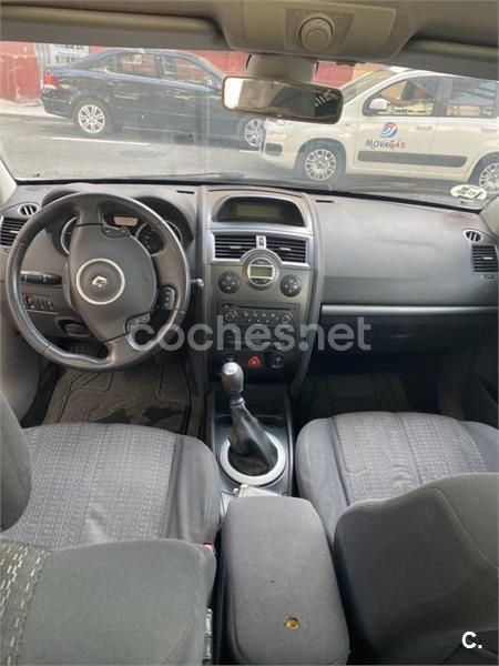 Gris / plata Usado 2007 Renault Mégane II Dynamique Berlina | 1750 € (Buen precio) - Imagen 1/1