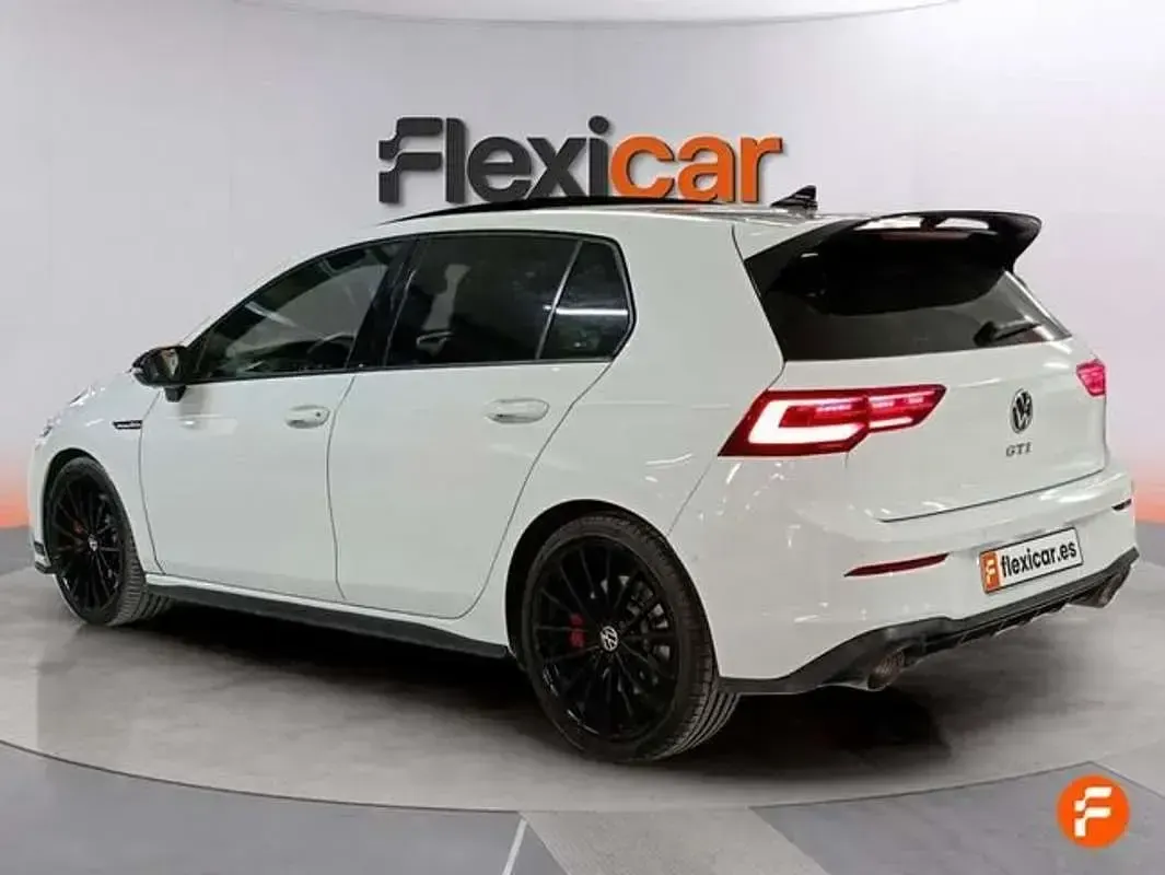 Usado VW Golf VII GTI 300 CV (220 kW) 2021 Blanco Utilitario