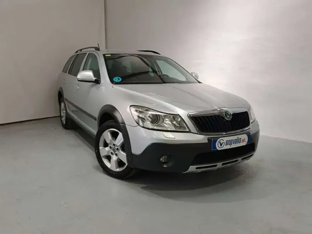 Usado Skoda Octavia 160 CV (117 kW) 2011 Plateado SUV