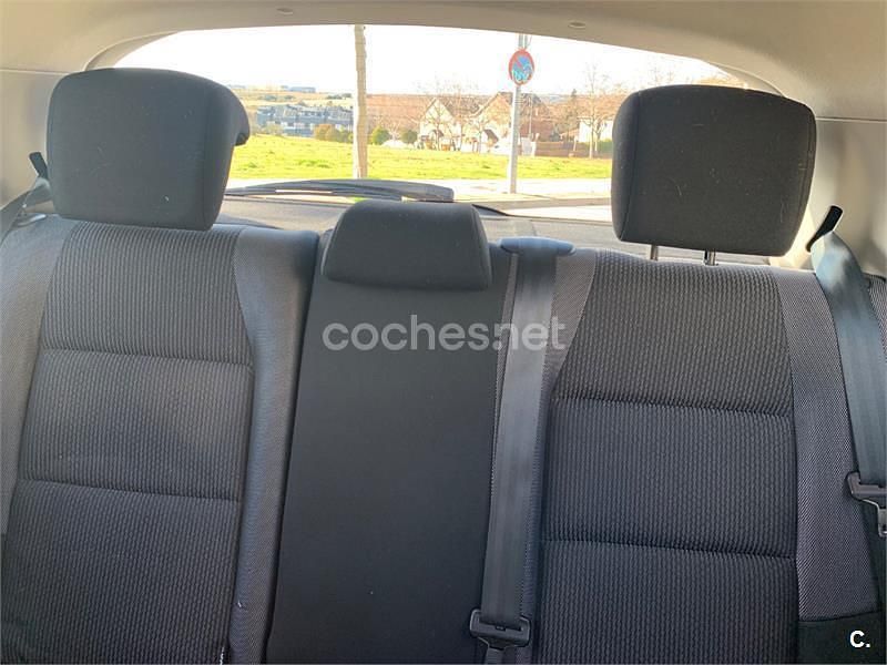 Usado Peugeot 207 Access 70 CV (51 kW) 2011 Granate Berlina