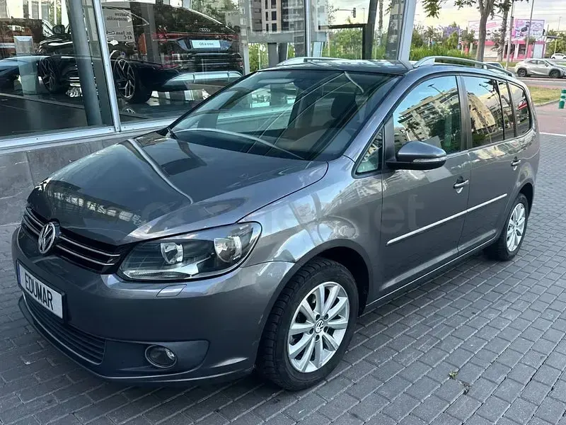 Usado VW Touran Advance 140 CV (102 kW) 2011 Gris / plata Monovolumen