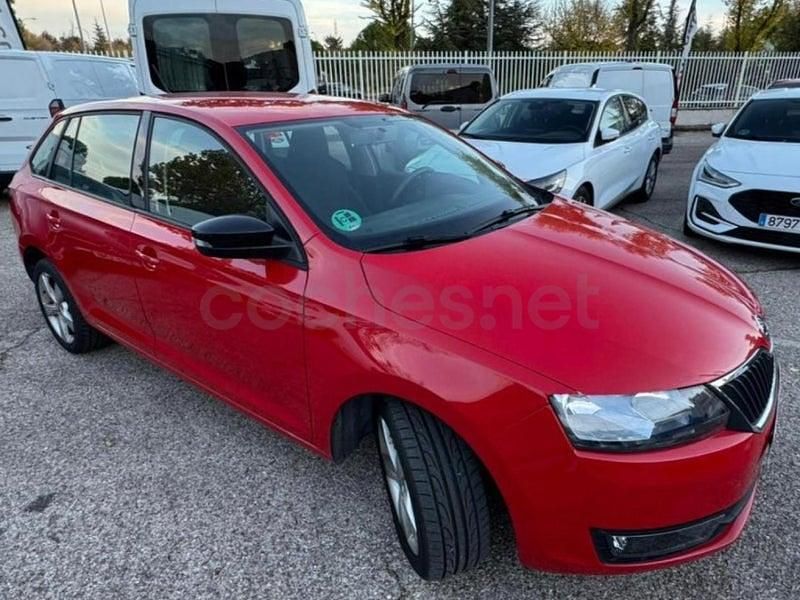 Usado Skoda Rapid Active 90 CV (66 kW) 2016 Rojo Berlina