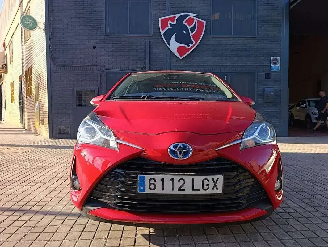 Usado Toyota Yaris Active 111 CV (81 kW) 2020 Rojo Berlina