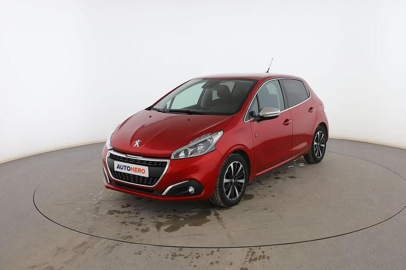 Usado Peugeot 208 82 CV (60 kW) 2019 Rojo Utilitario