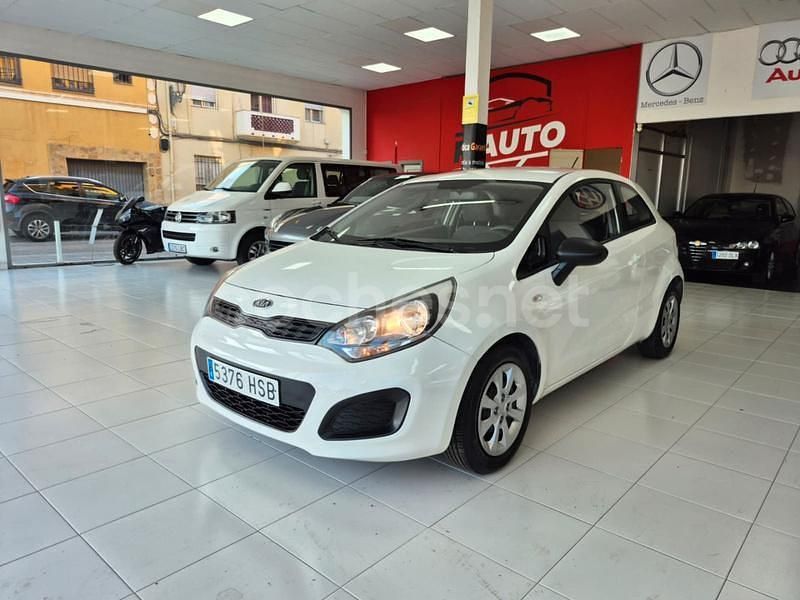 Blanco Usado 2013 Kia Rio Berlina | 7399 € (Precio justo) - Imagen 1/4
