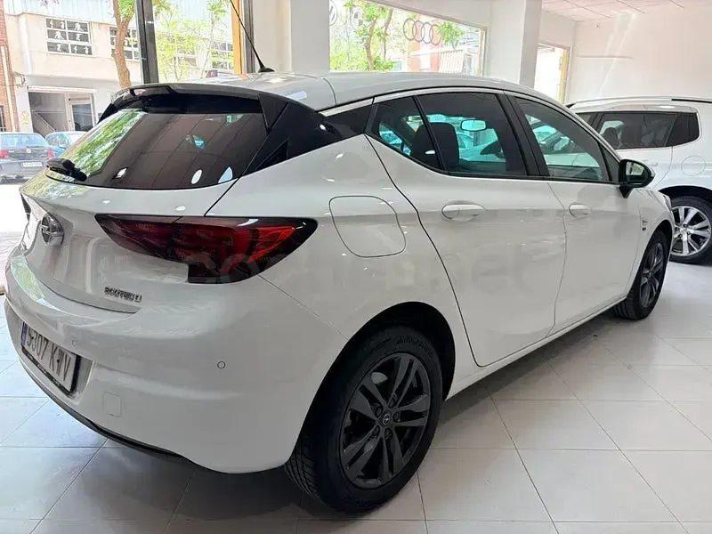 Usado Opel Astra Dynamic 110 CV (80 kW) 2019 Blanco Berlina