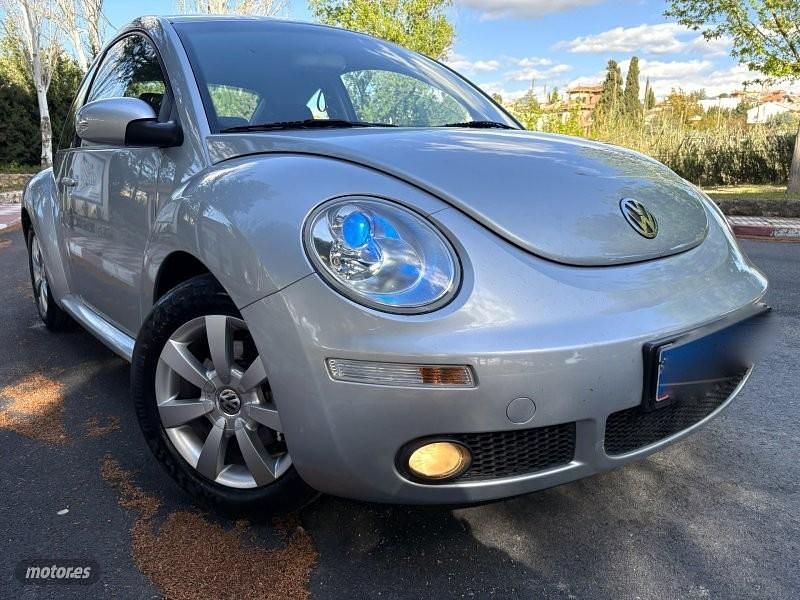 Usado VW Beetle Elegance 75 CV (55 kW) 2008 Plateado Utilitario