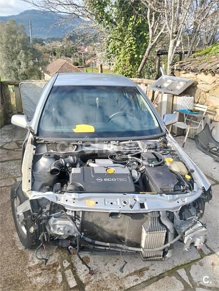 Usado Opel Astra Elegance 100 CV (73 kW) 2000 Gris / plata Berlina