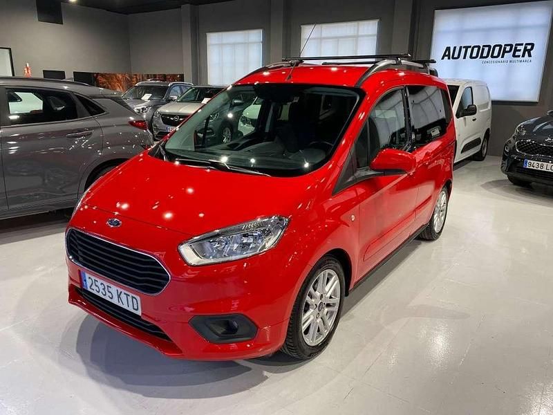 Usado Ford Tourneo Courier Titanium 102 CV (75 kW) 2019 Rojo Monovolumen
