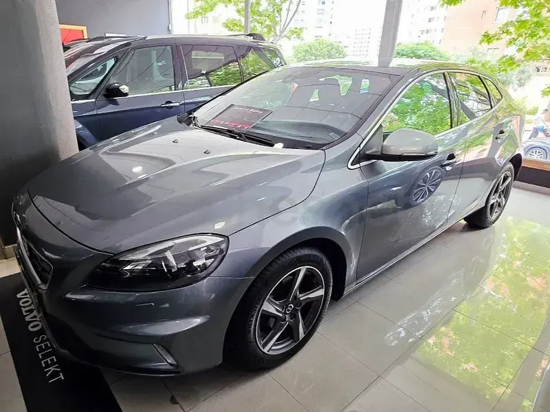 Usado Volvo V40 R-Design Momentum 115 CV (84 kW) 2015 Gris / plata Berlina