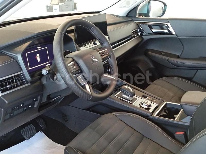 Usado Mitsubishi Outlander P-HEV 306 CV (225 kW) 2025 Rojo SUV