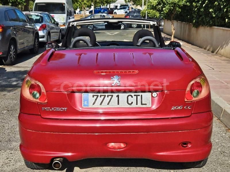 Usado Peugeot 206 CC 110 CV (80 kW) 2004 Granate Descapotable