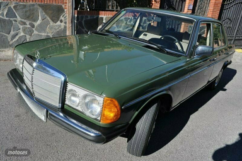 Usado Mercedes 240 75 CV (55 kW) 1978 Verde Berlina
