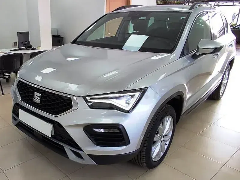 Usado Seat Ateca Style 150 CV (110 kW) 2025 Gris / plata SUV