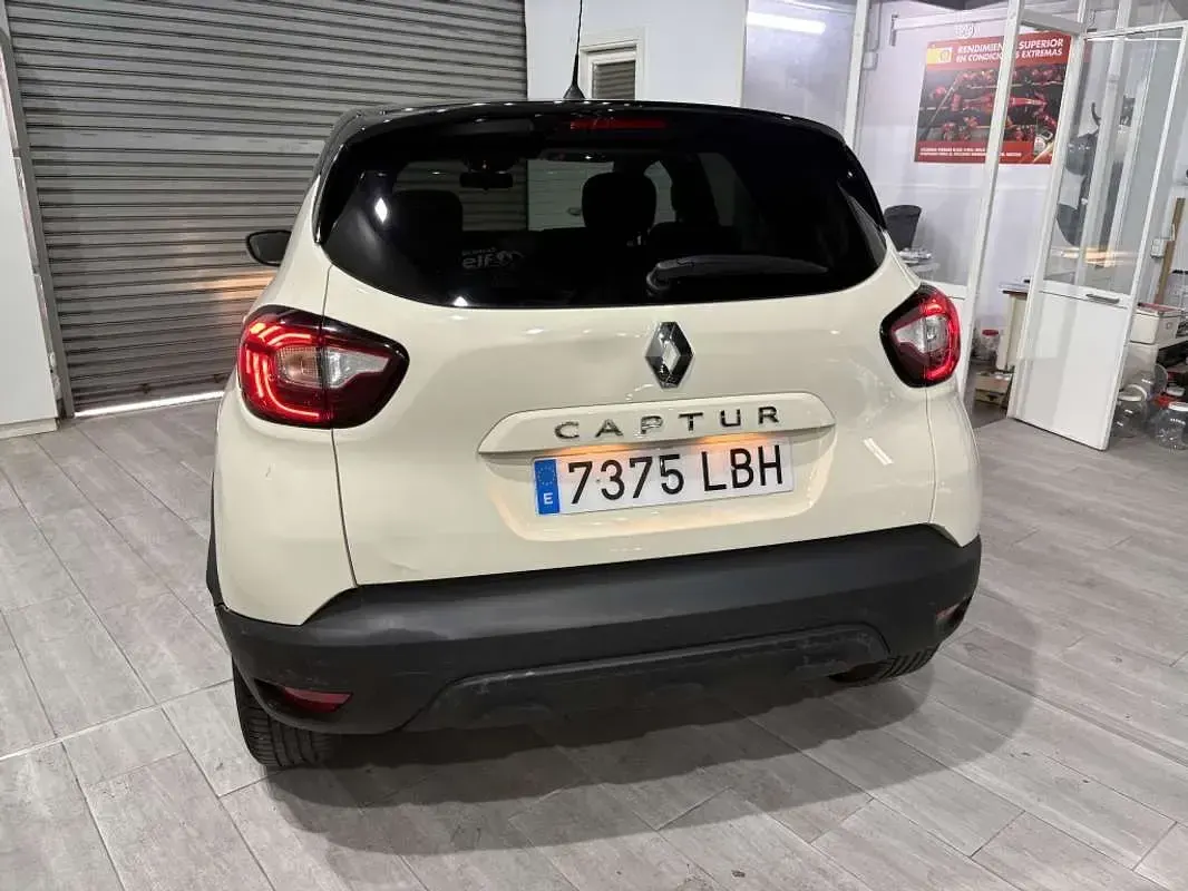 Usado Renault Captur Life 90 CV (66 kW) 2019 Beige SUV