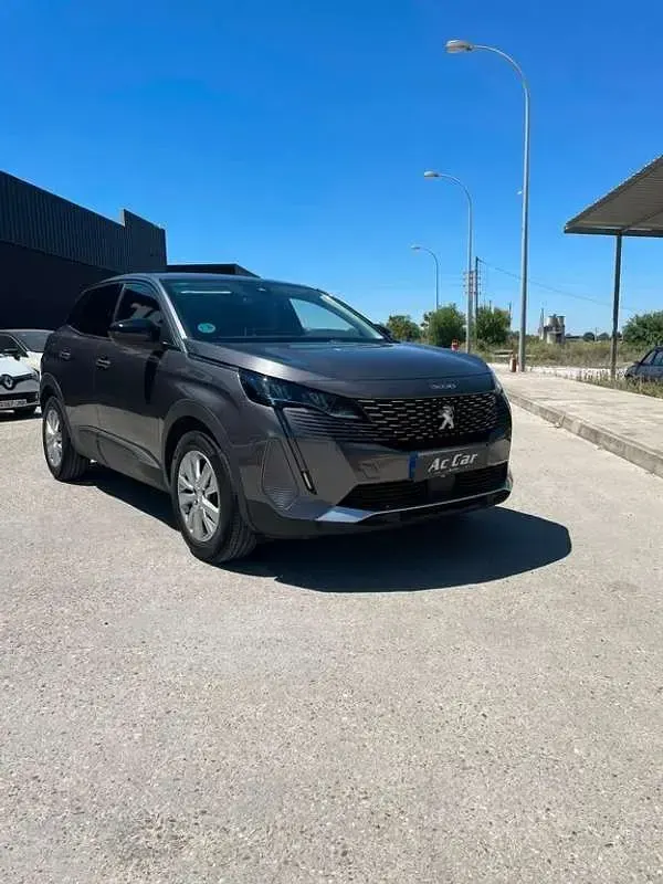 Usado Peugeot 3008 Active 129 CV (94 kW) 2021 Gris SUV