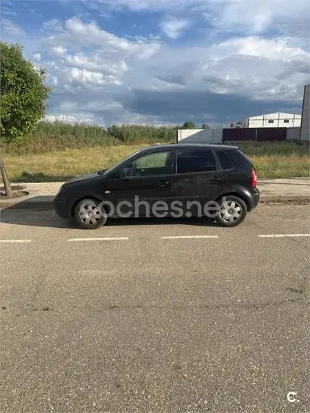 Usado VW Polo Conceptline 55 CV (40 kW) 2003 Negro Berlina