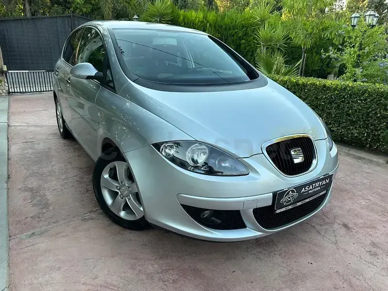 Usado Seat Altea Style 105 CV (77 kW) 2010 Gris / plata Monovolumen